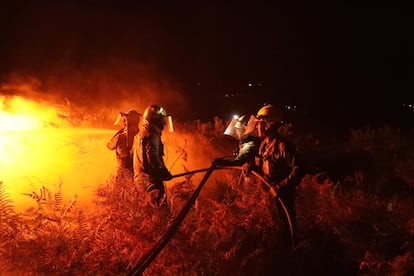 Bomberos en el incendio de Pontecaldelas (Pontevedra), este sábado de madrugada. 