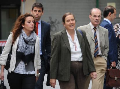 Goiriena y Barranquero (a la derecha), junto a sus abogados, a la llegada a la Audiencia de Bizkaia en una de las sesiones del juicio.