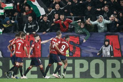 Los jugadores de Osasuna celebran el segundo gol de su equipo al Granada el día 20, en el partido que siguieron Elizabeth y su padre.