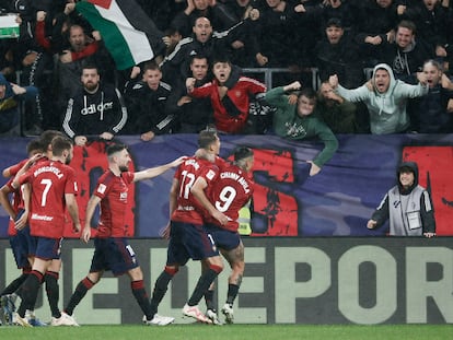 Los jugadores de Osasuna celebran el segundo gol de su equipo al Granada el día 20, en el partido que siguieron Elizabeth y su padre.