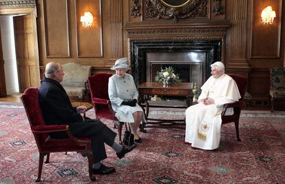 El Papa, Isabel II y el príncipe Felipe, durante el encuetro celebrado en Edimburgo.