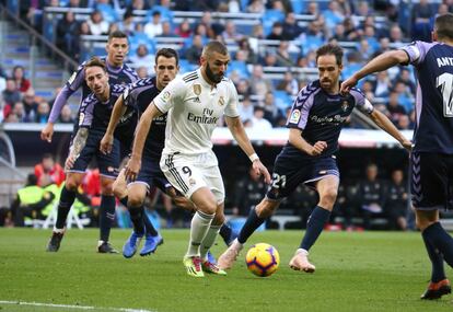 Karim Benzema presionado por los jugadores del Real Valladolid.