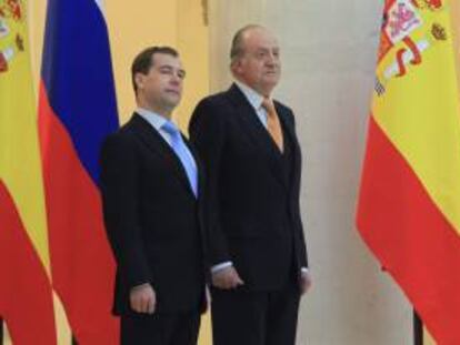 El rey de España(d) y el expresidente y actual primer ministro ruso, Dmitri Medvédev. EFE/Archivo