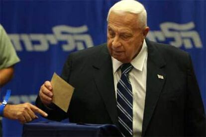 Ariel Sharon mete su papeleta en la urna de votaciones del Comité Central del Likud.