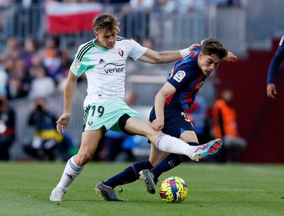 Gavi y Pablo Ibáñez en una acción durante el partido entre el Barcelona y Osasuna en el Camp Nou este martes.