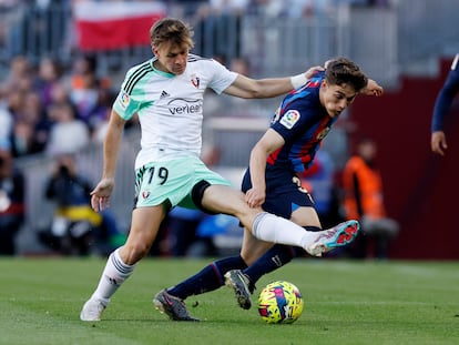 Gavi y Pablo Ibáñez en una acción durante el partido entre el Barcelona y Osasuna en el Camp Nou este martes.