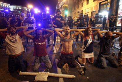 Los indignados se concentraron de nuevo el viernes con la intención de llegar a Sol, pero la policía se lo impidió también con carreras e identificaciones.