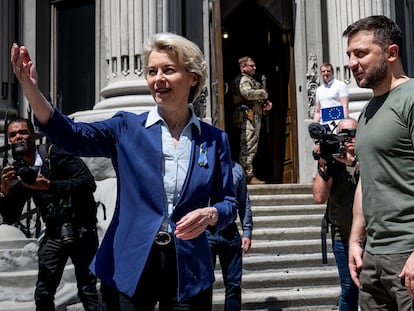 La presidenta de la Comisión Europea, Ursula von der Leyen, y el mandatario de Ucrania, Volodímir Zelenski, durante la visita de la dirigente comunitaria a Kiev el pasado 11 de junio.