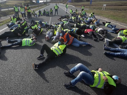 Los piquetes en el asfalto de la carretera para cortar la A-6 en ambos sentidos a la altura de Guitiriz, el pasado 18 de marzo, Lugo, Galicia (España).