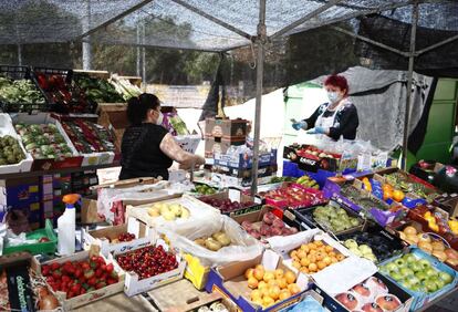 Puesto del mercadillo de Pinto (Madrid). Los mercadillos en la Comunidad de Madrid reiniciaron su actividad el lunes 18 como parte de las medidas de alivio de la fase 0 en la que se encuentra la Comunidad de Madrid, aunque con restricciones como la instalación del 25% de los puestos como máximo y respetando un límite de un tercio del aforo.