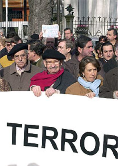 Simultáneamente, en Vitoria, la plataforma ¡Basta Ya! se ha concentrado frente al Palacio de Ajuria Enea, sede del Ejecutivo de Ibarretxe, para denunciar "responsabilidad inequívoca del Gobierno Vasco, del PNV, EA e IU, por su flagrante incompetencia o desidia en la lucha en todos los frentes, tanto contra el terrorismo como contra sus cómplices y sus justificaciones ideológicas".