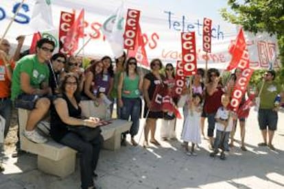 Ms de medio centenar de trabajadores de la empresa Teletech, subcontrata de Vodafone, manifestndose por los 168 despidos que la empresa hizo en Toledo. EFE/Archivo