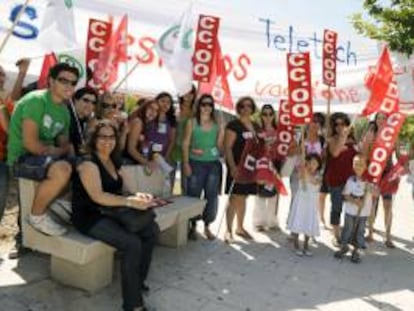 Más de medio centenar de trabajadores de la empresa Teletech, subcontrata de Vodafone, manifestándose por los 168 despidos que la empresa hizo en Toledo. EFE/Archivo