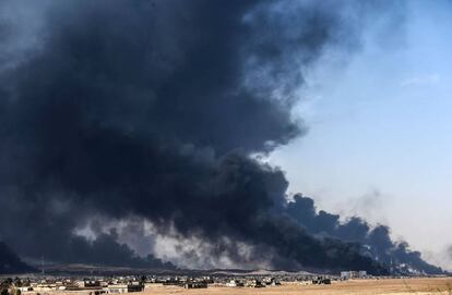 Columnas de humo causadas por la quema de gasoil cerca de la ciudad de Qayyarah, al sur de Mosul.
