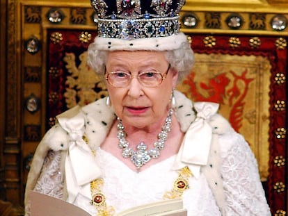 La reina Isabel II se dirigía a los miembros de la Cámara de los Lores durante la ceremonia de apertura de sesiones del Parlamento, en mayo de 2005.