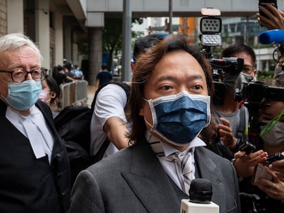 El abogado de Tong Ying-Kit,  Lawrence Lau, se dirige a los medios ayer en Hong Kong.
