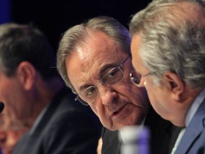 El presidente de ACS, Florentino Pérez, entre el vicepresidente del grupo, Antonio García Ferrer, y el consejero secretario general, José Luis del Valle