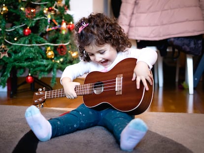 Tocar un instrumento musical como la guitarra puede ayudar a estimular y desarrollar las habilidades motrices y cognitivas.GETTY IMAGES.