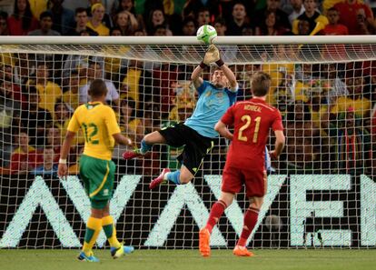 Casillas despeja el balón en una acción del partido.