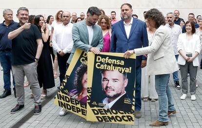En el centro, Gabriel Rufián, candidato de ERC al Congreso; junto a la número dos, Teresa Jordà, y Junqueras entre ambos durante la presentación de la campaña de ERC, en Barcelona.