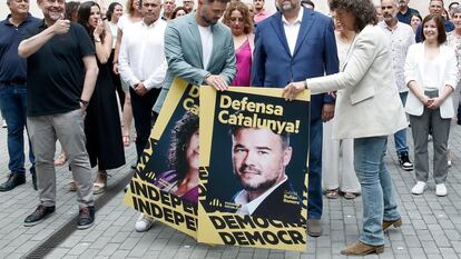 En el centro, Gabriel Rufián, candidato de ERC al Congreso; junto a la número dos, Teresa Jordà, y Junqueras entre ambos durante la presentación de la campaña de ERC, en Barcelona.