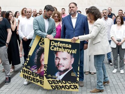 En el centro, Gabriel Rufián, candidato de ERC al Congreso; junto a la número dos, Teresa Jordà, y Junqueras entre ambos durante la presentación de la campaña de ERC, en Barcelona.