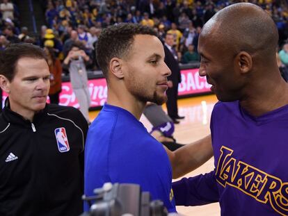 Stephen Curry y Kobe Bryant cruzan miradas de complicidad antes del partido.