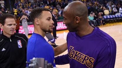 Stephen Curry y Kobe Bryant cruzan miradas de complicidad antes del partido.