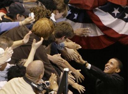 Seguidores de Obama felicitan al candidato demócrata por su victoria en las primarias, en un acto celebrado en Saint Paul (Minnesota), la noche del martes.