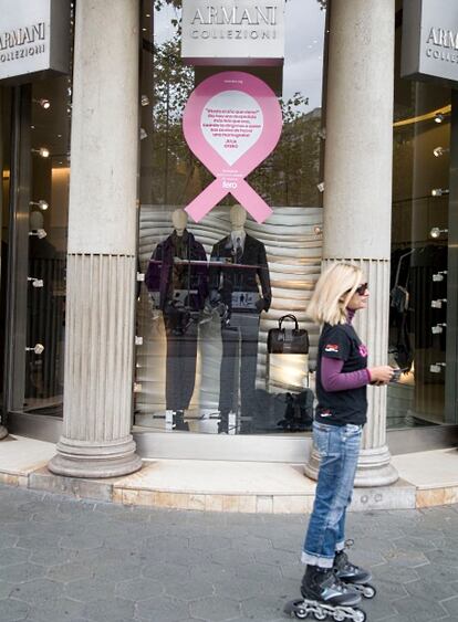 Una patinadora pasa por delante de otro lazo rosa contra el cáncer de mama