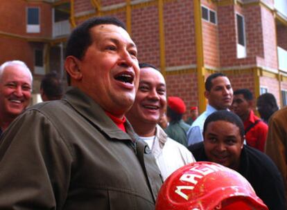 El presidente Hugo Chávez, durante una inspección ayer de la construcción del desarrollo urbanístico socialista Ciudad Caribia, en el estado de Vargas