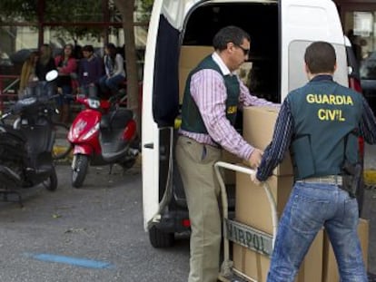 Tres agentes se incautan de documentaci&oacute;n durante la Operaci&oacute;n Heracles.