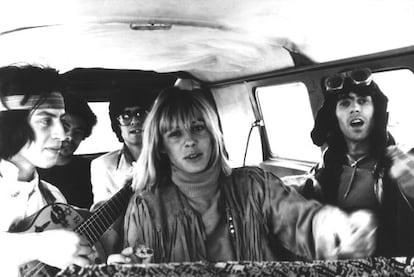 Tony Sánchez (con gafas), en un coche con Anita Pallenberg, Keith Richards (derecha) y otros dos músicos.