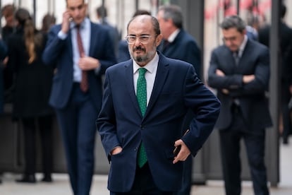 El senador del PSOE Javier Lambán, a su llegada al acto de jura de la Constitución ante las Cortes Generales, el 31 de ocubre de  de 2023.