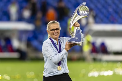La entrenadora de la selección inglesa, Sarina Wiegman, posa con el trofeo de la Eurocopa 2025.