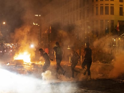 Protestas contra el Gobierno libanés, en la noche del jueves en Beirut.