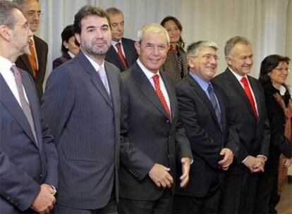El presidente de la Xunta, Emilio Pérez Touriño posa junto al Gobierno y al alcalde de Muxía, Félix Porto, a su izquierda, antes de la reunión del <i>consello</i>, que hoy se celebró en Muxía con motivo del V aniversario del accidente del <i>Prestige</i>.