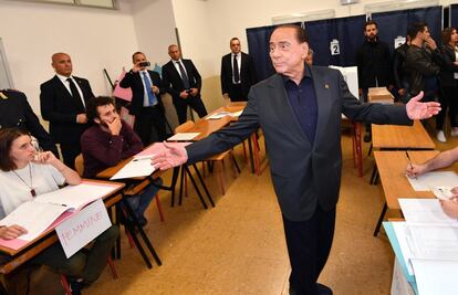 El líder de la derechista Forza Italia y ex primer ministro, Silvio Berlusconi, se dispone a votar en un colegio electoral de Milán.