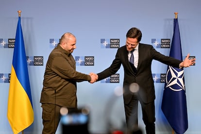 El presidente de Defensa de Ucrania, Rustem Umerov (a la izquierda), saluda al secretario general de la OTAN, Mark Rutte, este jueves en Bruselas (Blgica).