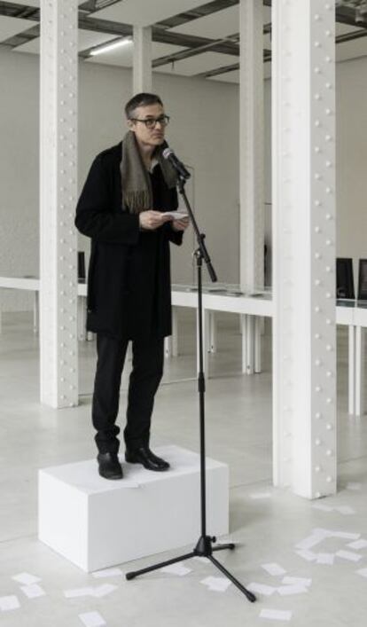 Küng durante la ‘perfomance’ de presentación de la exposición.