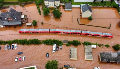 Un tren regional atrapado por las aguas en la estación de Kordel, este jueves. 