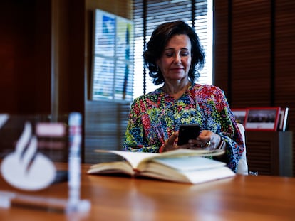 Ana Patricia Botín, Presidenta del Santander, en su despacho de la sede del banco en Boadilla del Monte (Madrid), el pasado mayo.