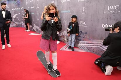 La patinadora Sky Brown, de 11 años, fotografía a la prensa a su llegada a los premios Laureus. 