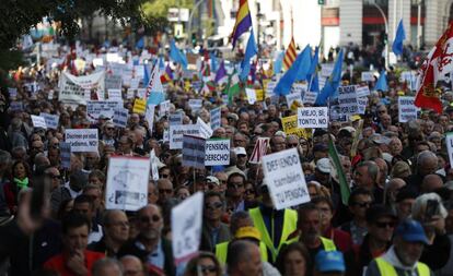 La manifestación en defensa de las pensiones a su paso por la calle Alcalá