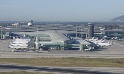 Vista del aeorpuerto de Barcelona. Aena ha suspendido el diseño de la ampliación de esta terminal y la de Madrid debido a la caída del tráfico aéreo.