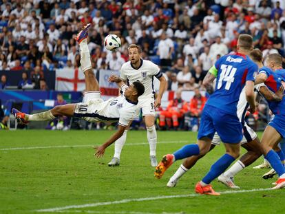 Partido de Inglaterra contra Eslovaquia desde el Arena AufSchalke, Gelsenkirchen desde Alemania en el que Jude Bellingham, de Inglaterra, anota su primer gol.