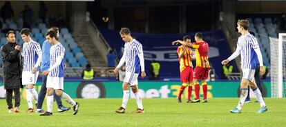 Los jugadores de la Real Sociedad se retiran a vestuarios tras caer eliminados en la Copa del Rey.