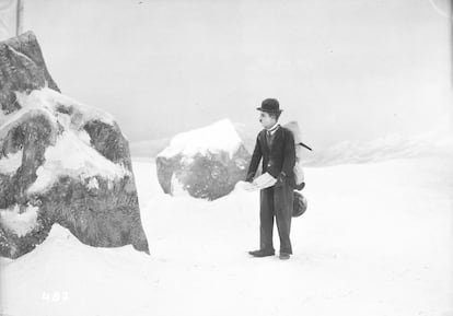 Charlot, vagando por las montañas de 'La quimera del oro'.
