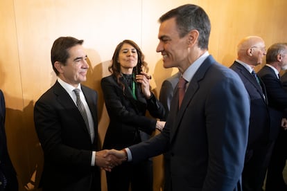 El presidente del BBVA, Carlos Torres Vila, Saluda al presidente del Gobierno, Pedro Sanchez.