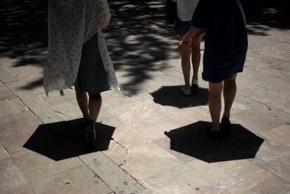 Tres mujeres se protegen del sol en el parque Alameda del Tajo de Ronda (Málaga).